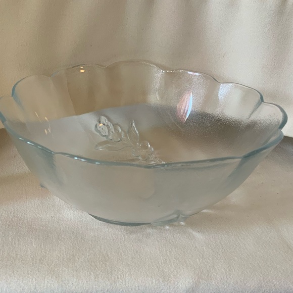 Glass bowl with a Frosted Flower Design on the bottom. Has many uses. - Picture 4 of 6